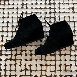 Toms Black Suede Wedge Lace Up Ankle Booties Women’s Size 7.5 EUC